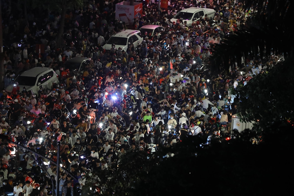 Các tuyến đường quanh khu vực bắn pháo hoa kín người xem